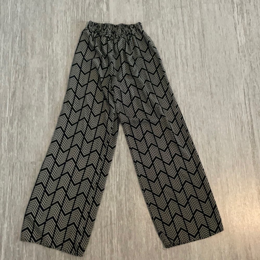 Forever 21 Wide leg flowy pant. Size small.